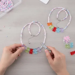 Handgemaakte DIY sieraden maken met kleurrijke acryl gummibeer kralen en accessoires