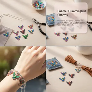 Gros plan détaillé de pendentifs oiseaux en émail coloré pour bijoux faits main