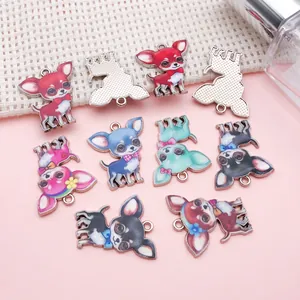 Detalle de coloridos colgantes de aleación de Chihuahua para crear joyas hechas a mano