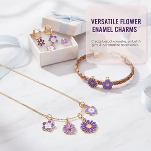 Vue détaillée de divers charms en émail fleur violette pour la création de bijoux DIY