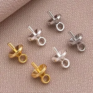 Detailansicht von DIY-Ösenstiften mit halbgebohrten Perlenbechern in Gold und Silber