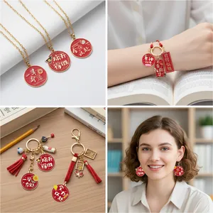 Collage mit roten Legierungsanhängern für Prüfungssegen an Halsketten, Armbändern und Ketten.