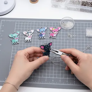 Creación de un collar con un lindo colgante de chihuahua de dibujos animados de aleación