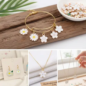 Detail van witte bloembedels voor handgemaakte armband- en kettingontwerpen