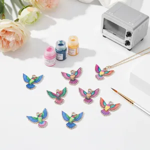 Vue détaillée des breloques colibri en émail coloré pour la création de bijoux