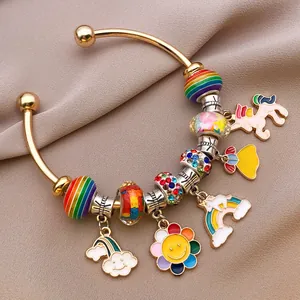 Vista detallada de pulsera DIY bañada en oro de 18k con coloridos dijes de arcoíris