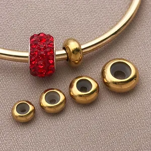 Primer plano de cuentas espaciadoras doradas con anillos de silicona interiores