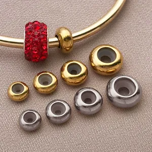 Vista detallada de cuentas espaciadoras de oro y plata con anillos de silicona