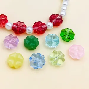 Vista detallada de cuentas de vidrio de trébol de 10 mm para hacer joyas y pulseras DIY