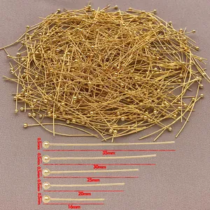 Vista detallada de alfileres de cabeza de bola bañados en oro de 18K en varios tamaños