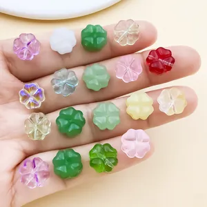 Vista detallada de cuentas de trébol de cristal de 10mm para accesorios de joyería