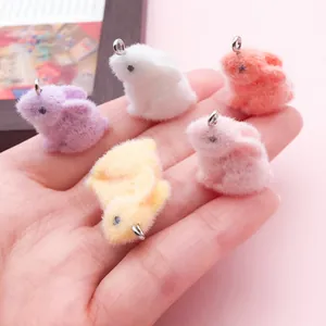 Détail de cinq mini breloques lapins en peluche colorés pour bijoux DIY et sacs