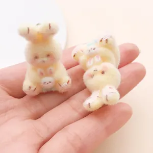 Détail montrant la texture douce de cet adorable pendentif lapin jaune mère-enfant.
