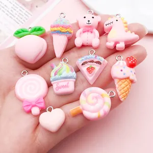 Detailweergave van diverse pastelkleurige harsbedeltjes voor het maken van DIY-sieraden