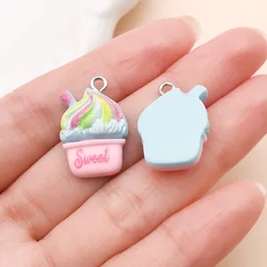 Gedetailleerd overzicht van kleurrijke regenboogijs-bedeltjes van hars voor sieraden
