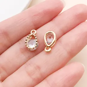 Detailansicht goldener Wassertropfen-Anhänger mit klarem Zirkonia für DIY-Schmuckprojekte.