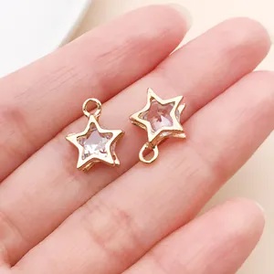 Zwei goldene Sternanhänger mit klaren Kristallen für DIY-Ohrringe und Armbänder