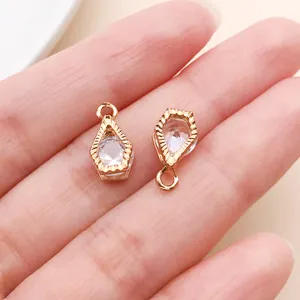 Detailaufnahme von goldfarbenen Anhängern mit Zirkonia für DIY-Schmuckherstellung.