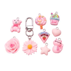 Assortiment roze harsbedeltjes voor DIY sieraden maken met beer en cupcake vormen