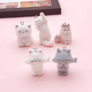 Amuletos de Gatito Blanco en 3D de Dibujos Animados Flocado Lindos Colgantes de Gato con Tacto de Peluche para Llavero DIY Pulsera Collar Accesorios para Hacer Joyas