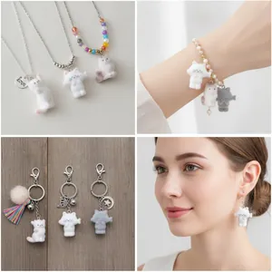 Detalle de varios accesorios con adorables colgantes de gato blanco de terciopelo