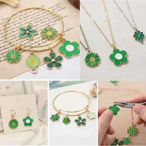 Vues détaillées de pendentifs trèfle et fleur en émail vert pour la création de bijoux DIY.