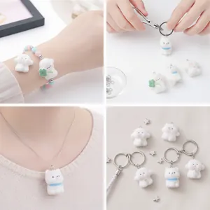 Adorables dijes de perrito blanco flocado para joyas DIY y adornos de llaveros