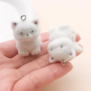 Primer plano de lindos colgantes de gato blanco con textura de felpa para joyería DIY