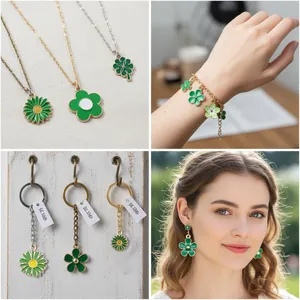 Gros plan de breloques florales en émail vert, trèfle et marguerite pour bijoux DIY créatifs