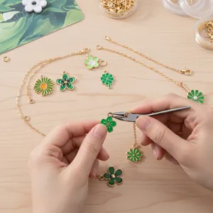 Création de bijoux DIY avec pendentifs fleurs en émail vert et fines chaînes dorées