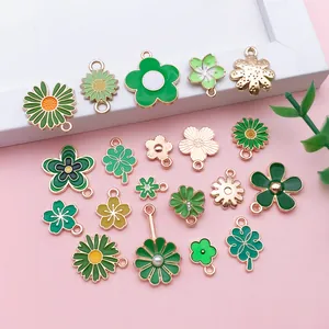 Détail de divers pendentifs en émail vert fleurs et trèfles pour la création de bijoux