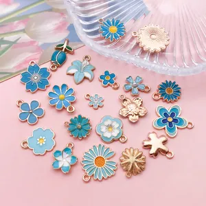 Detail van diverse meerblauwe emaille bloemenhangers voor het maken van sieraden