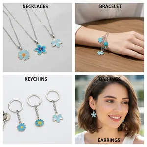 Selectie van meerblauwe emaille bloembedeltjes als kettingen, armband en oorbellen