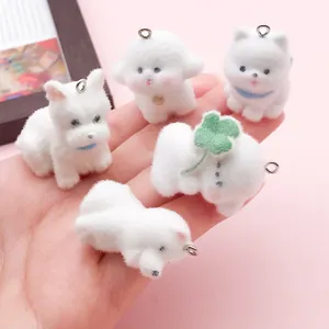 Colgantes de perro blanco flocado para llaveros y accesorios de bolsos de bricolaje