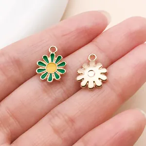 Vue macro détaillée de breloques marguerites en émail vert pour projets de bijoux DIY