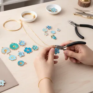 Gedetailleerde close-up van handen die blauwe bloembedels aan gouden ketting maken