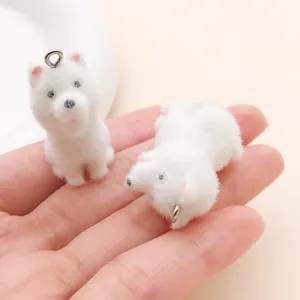 Primer plano detallado de un lindo colgante de perro flocado blanco con textura suave