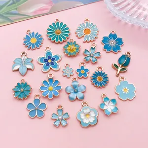 Gedetailleerde macro-opname van diverse meerblauwe emaille bloembedeltjes voor DIY-sieraden