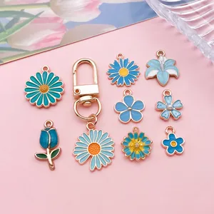 Gedetailleerde weergave van diverse blauwe emaille bloembedels voor DIY-sieraden