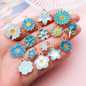 Selectie van blauwe emaille bloembedels inclusief madeliefjes voor DIY sieraden maken.