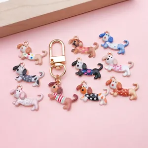 Detailansicht bunter Dackel-Anhänger aus Emaille für DIY-Schmuck und Bastelprojekte
