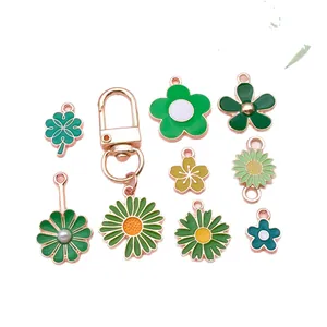 Magnifique lot de breloques fleurs en émail vert et marguerites pour création bijoux