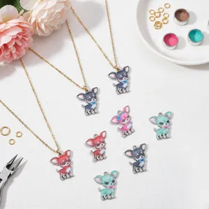 Detalle de colgantes de Chihuahua en aleación para creación de joyas de perros personalizadas