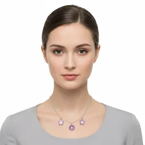 Collier à pendentifs fleurs violettes de rêve avec marguerites sur un mannequin femme.