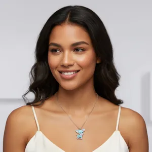 Detalle de un collar con colgante de chihuahua azul llevado por una modelo joven