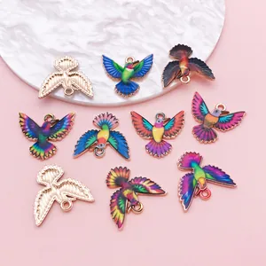 Vue détaillée de pendentifs colibris multicolores avec émail coloré dégoulinant.