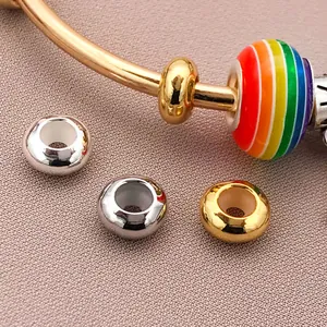 Primer plano de cuentas de silicona chapadas en oro y plata para accesorios de joyería