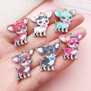 Primer plano de dijes de perro Chihuahua de dibujos animados para joyería hecha a mano