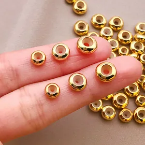 Vista macro de cuentas de cobre chapadas en oro de 18k con núcleo de silicona para joyas