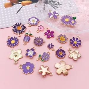 Une variété de breloques fleurs en émail violet pour la création de bijoux faits main DIY